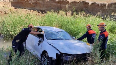Direksiyon hakimiyetini kaybedip dereye uçtu: 1 ölü