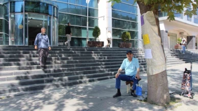 Emekli astsubaydan belediyenin önünde oturma eylemi