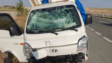 Eşya yüklü kamyonet kaza yaptı: 2 yaralı