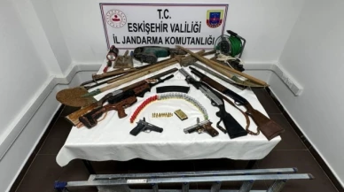 Evlerinin bahçesinde kaçak kazı yaparken suçüstü yakalandılar