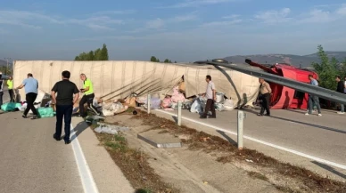 Geri geri dikkatsizce yola çıkan tankere tır çarptı: Kaza anı kamerada