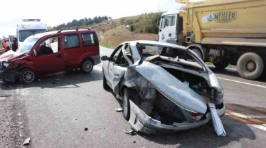 Hafif ticari araç ile otomobil çarpıştı: 4 yaralı