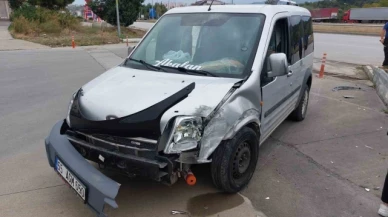 Hafif ticari araçla otomobil çarpıştı: 1 yaralı