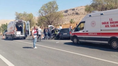 İki otomobil çarpıştı: 12 yaralı
