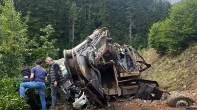 İş makinesi yüklü kamyon uçuruma yuvarlandı: 2 ölü