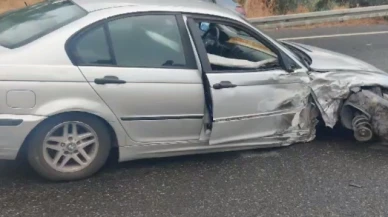 Kafa kafaya çarpışan 2 otomobil hurdaya döndü