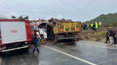 Kamyon ile otobüs çarpıştı: 2 ölü, 21 yaralı