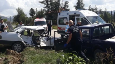 Kamyonet ile çarpışan Fiat Tofaş hurdaya döndü: 1'i ağır 3 yaralı
