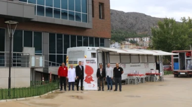 Katipoğlu, Kızılay Kan Bağış Aracı'nı ziyaret etti