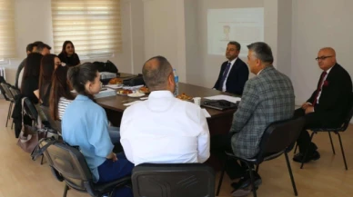 Katipoğlu, soru hazırlama komisyonuyla bir araya geldi
