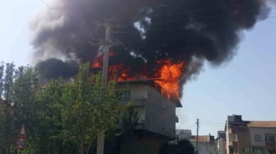 Kömürlükte çıkan yangın çatıyı sardı