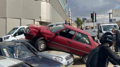 Kontrolden çıkan araç çarptığı otomobilin üstünde asılı kaldı