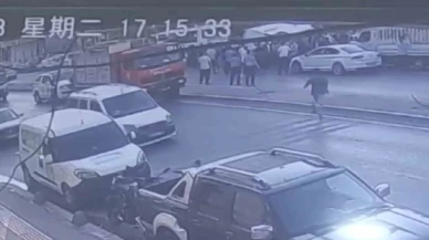 Minibüs, park halindeki otomobilin üzerine çıktı