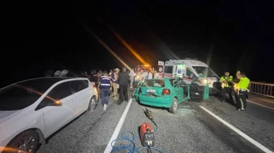 Otomobil demir korkuluklara çarptı: 1 ölü,5 yaralı