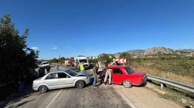 Otomobiller kafa kafaya çarpıştı: 2 yaralı