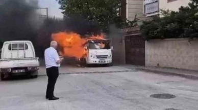 Park halindeki minibüs alev alev yandı