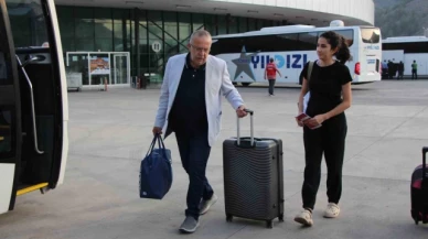 Rektörden yeni öğrencilerine jest: Otogarda karşıladı, valizlerini taşıdı