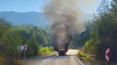 Seyir halindeyken yanan belediye aracı kullanılamaz hale geldi