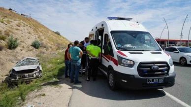 Takla atan otomobil hurdaya döndü: 3 yaralı