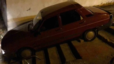 Taşova'da trafiğe kapalı alana giren alkollü sürücünün otomobili merdivende asılı kaldı