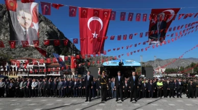 Amasya'da Ata'nın huzuruna çelenk sunuldu
