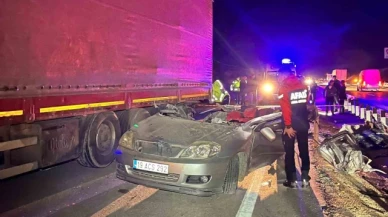 Amasya'da tıra çarpan otomobil paramparça oldu: 1 ölü