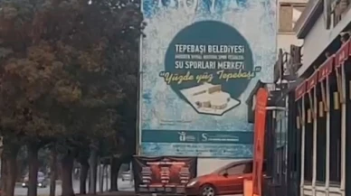 Aracıyla defalarca çarparak eğlence mekanının camını çerçevesini indirdi
