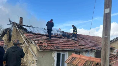 Baca temizliği yaparken samanlık ile evini yaktı