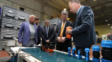 Bakan akşam yemeğini işçilerle birlikte yedi