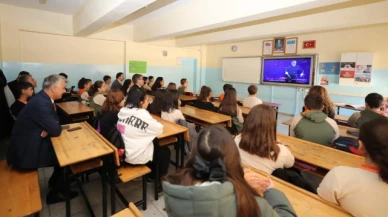 Bakan öğrencilerle birlikte "Dersimiz Cumhuriyete Doğru" filmini izledi