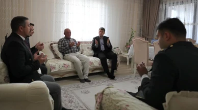 Bakan, Şehit Mehmet Caner Mert'in ailesini ziyaret etti