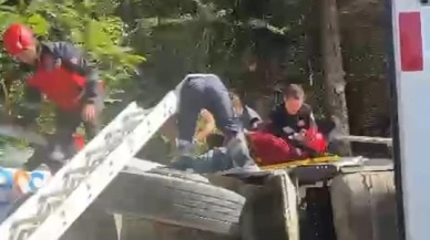 Çöp kamyonu devrildi: Araç içerisinde sıkışan sürücü yaralandı