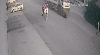 Çöp kamyonunun altında kalan kadın ağır yaralandı