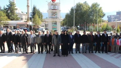 Cumhuriyet'in 101. yılında Atatürk Anıtı'na çelenk sunuldu