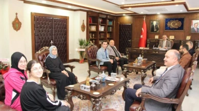 Derece alan öğrencilere ödüllerini Müftü Bayram verdi