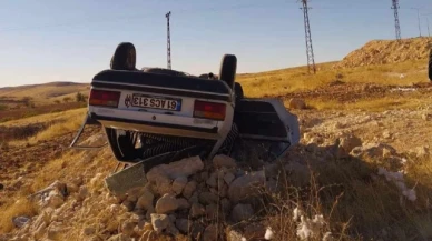 Devrilen otomobildeki 5 kişi yaralandı