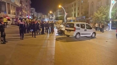 Hafif ticari araç ile motosikletli polis ekipleri çarpıştı: 2 polis memuru yaralandı