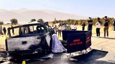 Kamyonet ile motosiklet çarpışıp alev alev yandı: 2 ölü, 1 yaralı