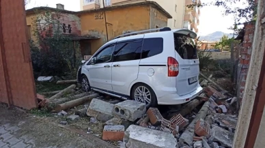 Kontrolden çıkan araç bahçe duvarını yıkıp içeri girdi