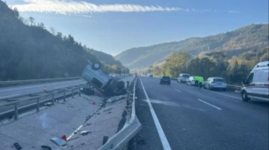 Kontrolden çıkan otomobil orta refüje çarparak takla attı