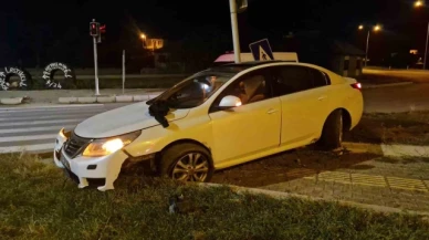 Kontrolden çıkan otomobil yaya kaldırımına çıktı: 2 yaralı