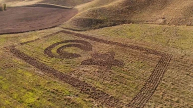 Merzifonlu çiftçi tarlasına traktörüyle Türk bayrağı çizdi