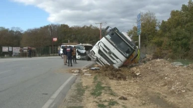 Minibüsle çarpışan hafriyat kamyonu devrildi: 1 yaralı