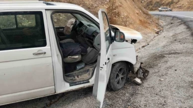 Otomobil ile minibüs kafa kafaya çarpıştı, 1'i ağır 10 kişi yaralandı