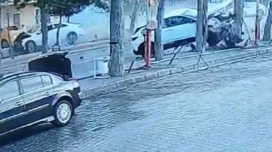 Otomobillerin çarpışması kameraya yansıdı, sürücü anne öldü