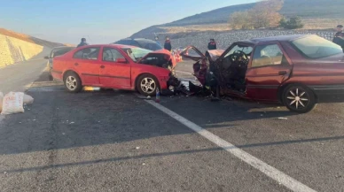 Otomobillerin kafa kafaya çarpıştığı kazada 3 kişi yaralandı
