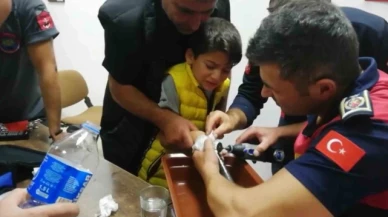 Parmağı bisiklet borusuna sıkışan çocuğu itfaiye kurtardı