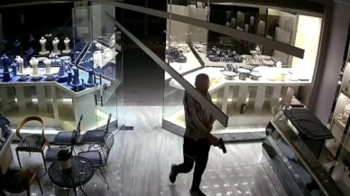 Soyguncuların silahının tutukluk yapması kuyumcuyu ölümden kurtardı