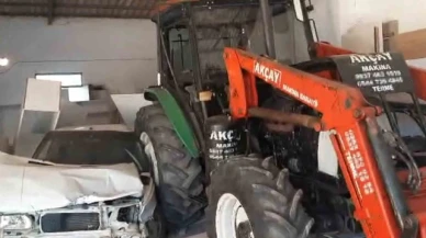 Taşova'da 2 otomobile çarpan traktör mobilya atölyesine daldı