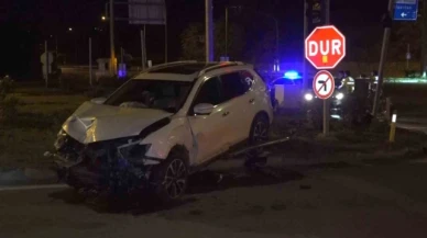 Taşova'da kavşakta 3 aracın karıştığı kazada 5 kişi yaralandı
